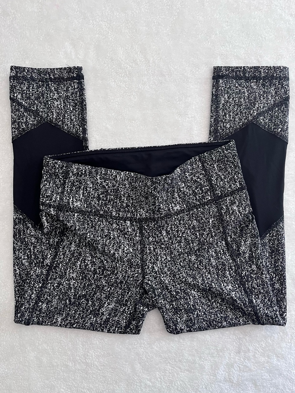 Lululemon black and white print leggings 7/8 length size 6